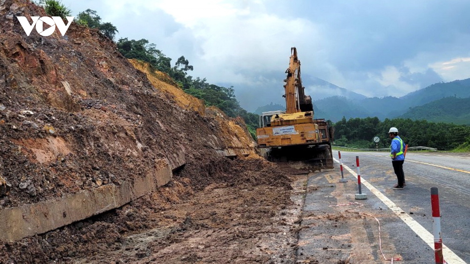 Sạt lở trên đường Hồ Chí Minh đoạn La Sơn - Hòa Liên